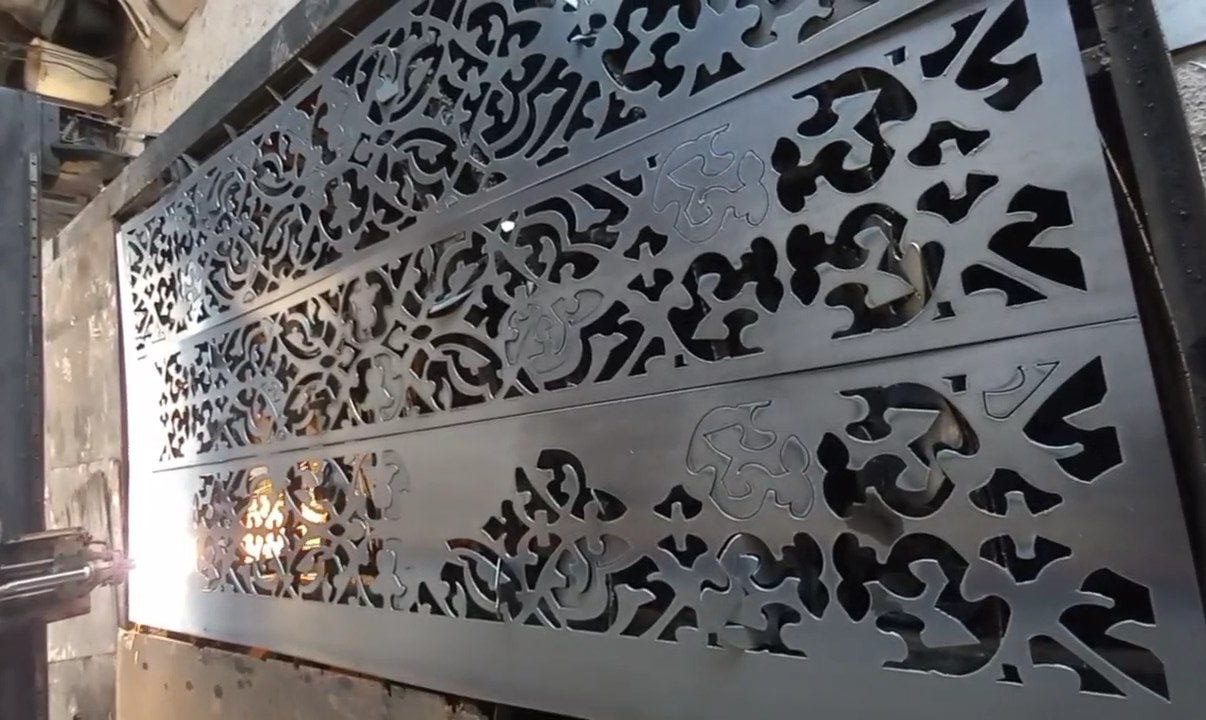 پوسته برش خورده درب ورودی