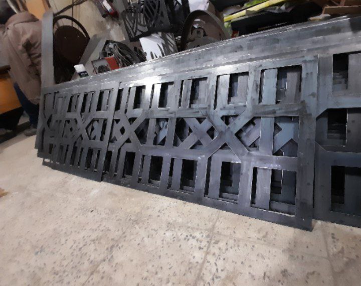 حفاظ بالکنی و پنجره برش خورده