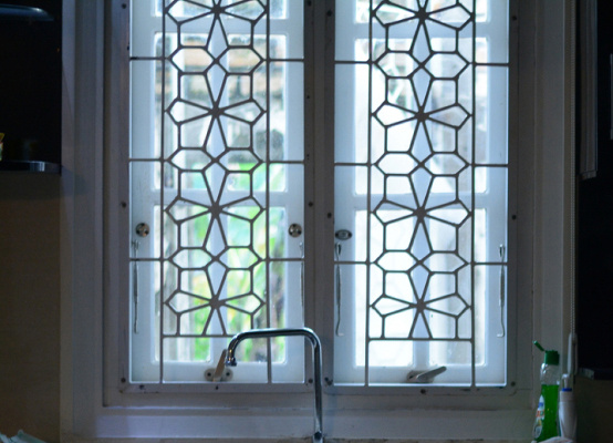 حفاظ‌های داخلی و خارجی پنجره مسکونی